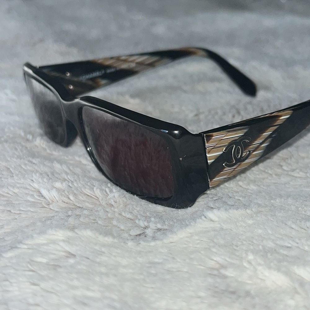 CHANEL Black Frames with Tortoiseshell Temples Sunglasses